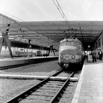 168247 Afbeelding van een electrisch treinstel mat. 1957 (Benelux) van de N.S./N.M.B.S. langs het perron van het ...